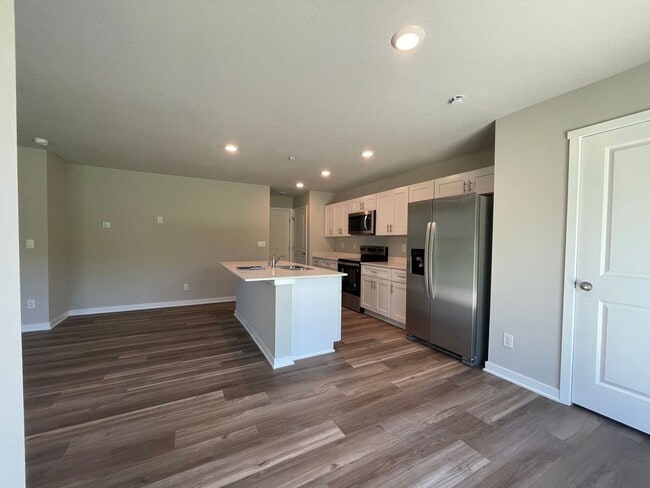 Building Photo - Beautiful 3 bed, 2 bath townhome $2200