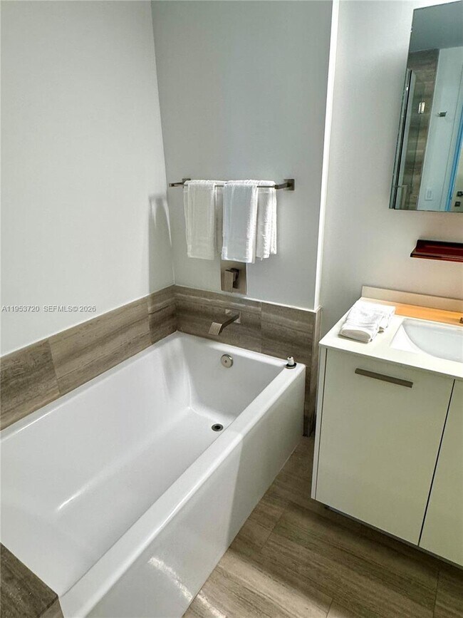 Building Photo - 1300 Brickell Bay Dr