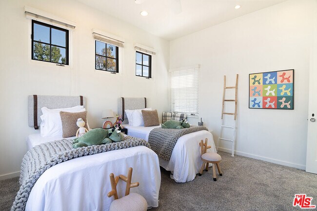 Building Photo - 131 S Martel Ave