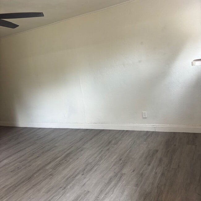 Building Photo - Modern Comfort in the Heart of Tempe