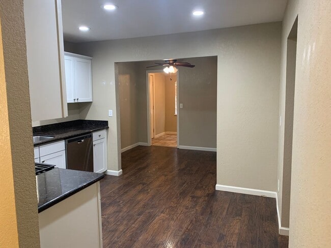 Building Photo - Remodeled 2 Bedroom 2 Bath in Great Location!