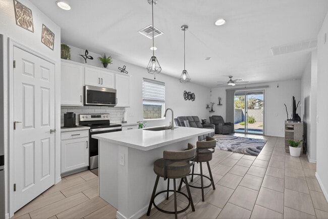 Building Photo - 36354 W San Clemente Ave
