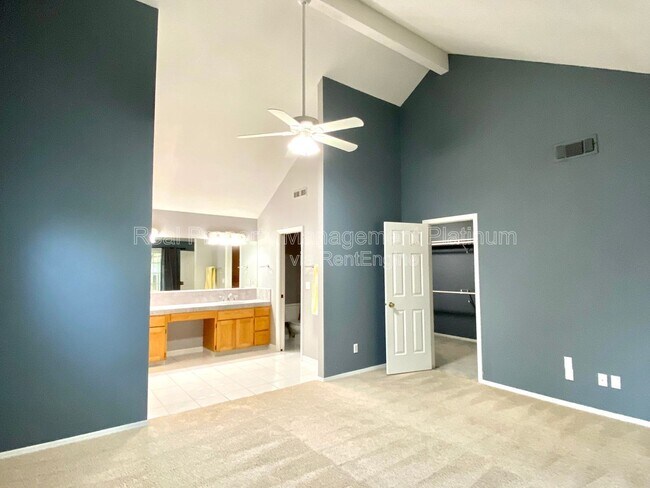 Building Photo - 672 W Ellery Ave