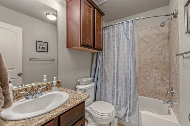 Building Photo - Available August 2026! 4/2.5 in highly desired Castlegate II