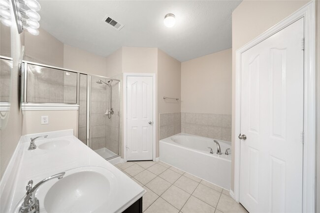 Building Photo - 24503 Lakecrest Bend Dr