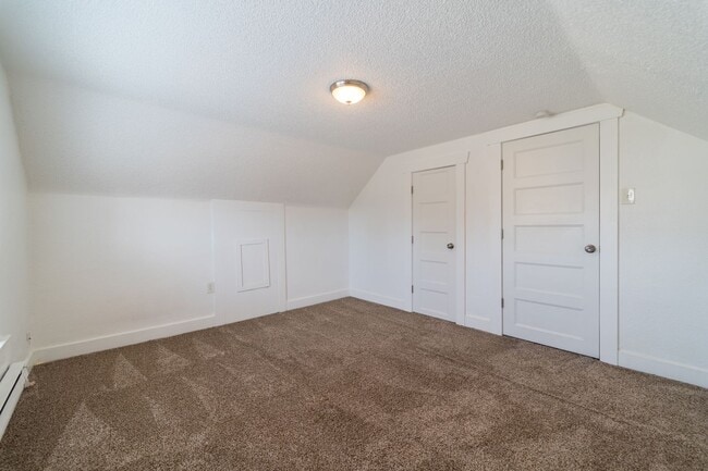 Building Photo - Charming 1910 Craftsman 4bd/2ba Tacoma House for Rent!