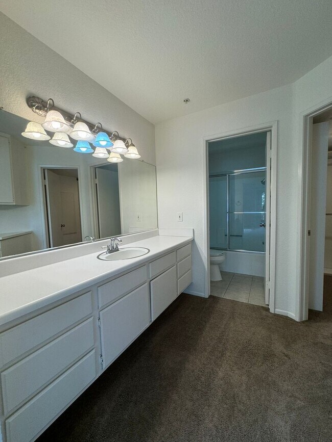 Building Photo - 1 Bed Condo with Garage & Balcony in Orange
