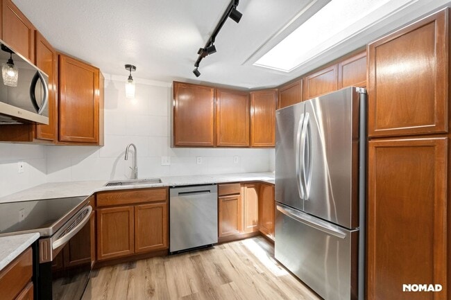 Primary Photo - Newly Renovated 4BR Duplex in SW Loveland
