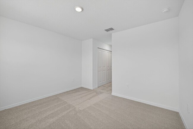 Building Photo - New 3 Bed Townhouse!