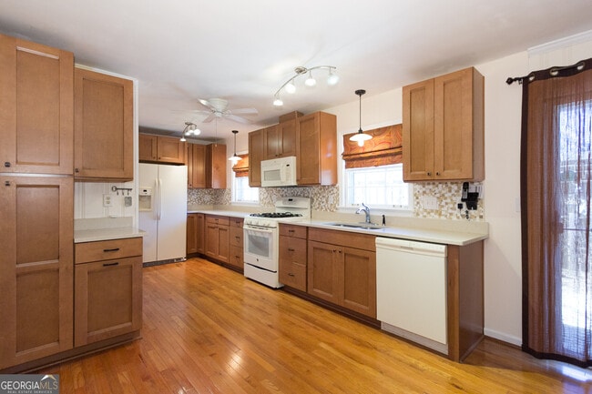 Building Photo - 2327 Bry Mar Dr NE