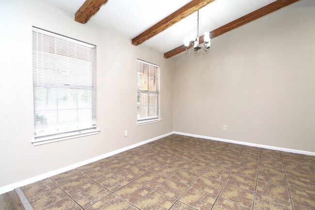 Building Photo - 3 bed 2 bath home with 2 car garage and Fl...