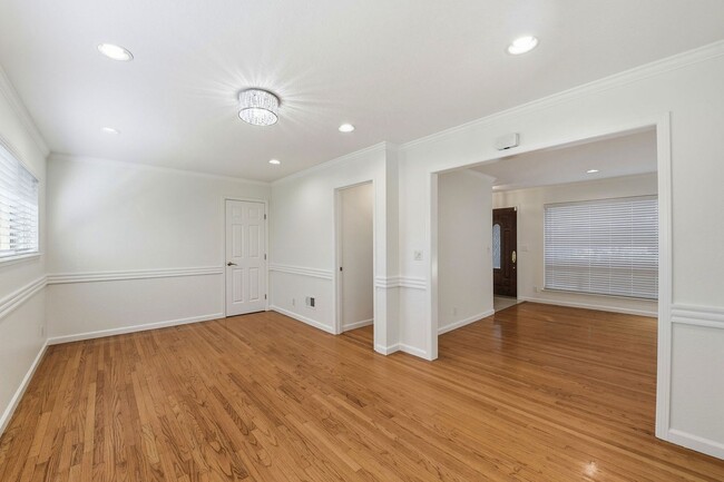 Building Photo - Move-In Ready Blossom Hill Gem – New Bathrooms and many upgrades!