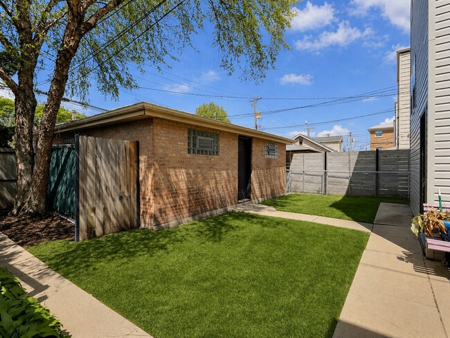 Building Photo - 3924 N California Ave