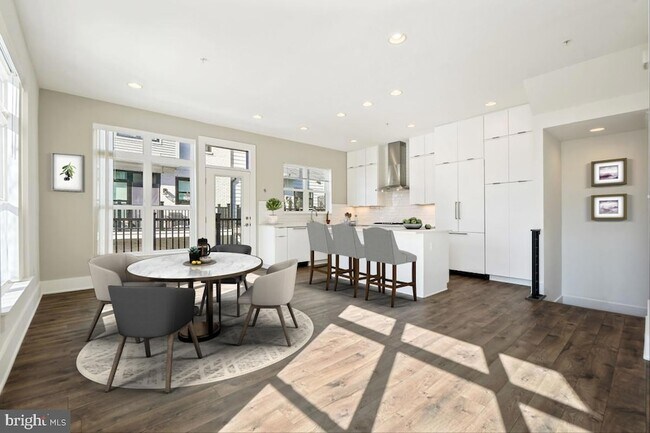 Building Photo - 11300 Emerald Park Rd