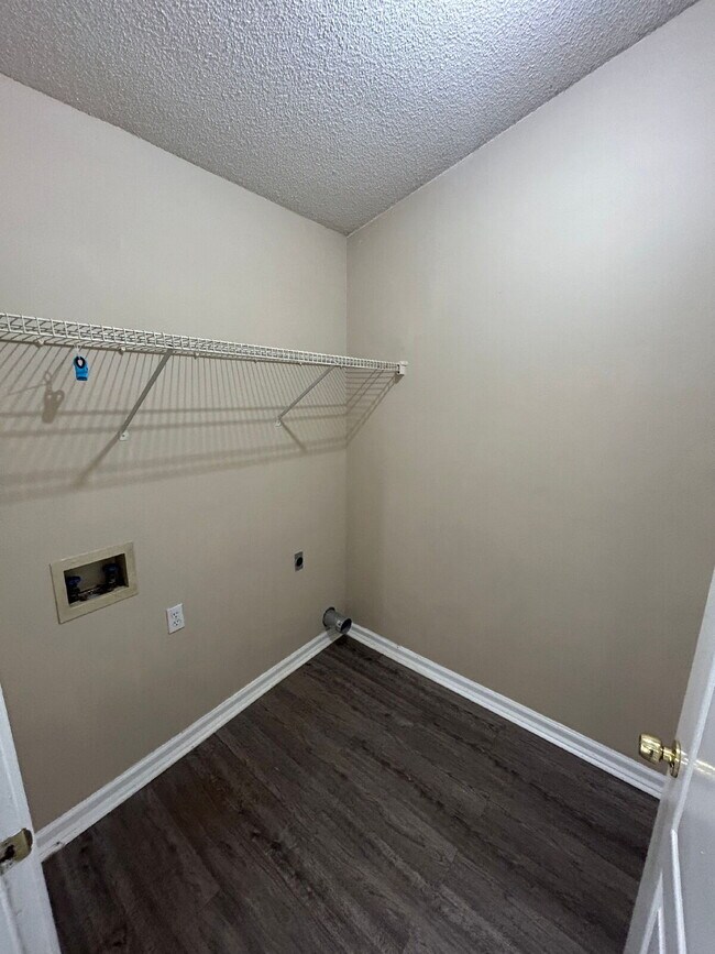 Building Photo - 2 bed/2 bath with new paint and flooring! Pets are welcome! New Back Porch!