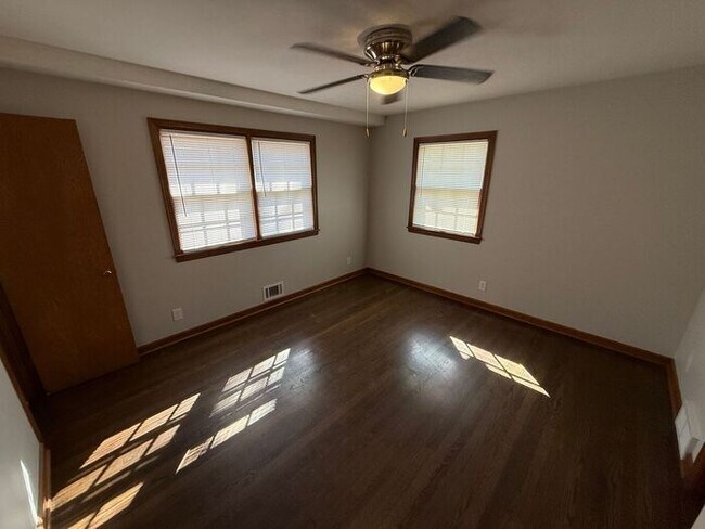 Building Photo - 3BR/2BA w/ Finished Basement + Fenced Yard in Raytown