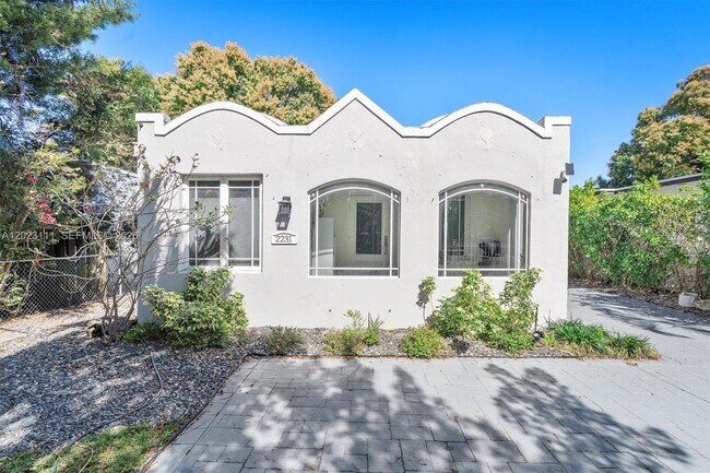 Building Photo - Southwest 17th Street, Miami, FL 33145 - 2 BR 3 BA single-family home