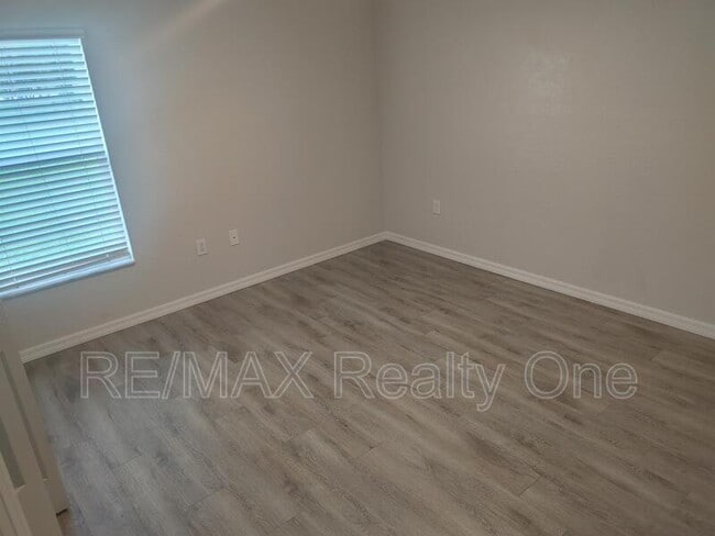 Building Photo - 9480 N Travis Dr