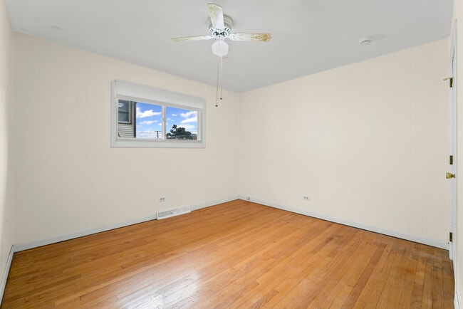 Building Photo - 421 N Elm St