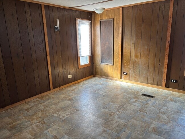 Building Photo - 2 bedroom mobile home located in the rolling hills of Moore County.