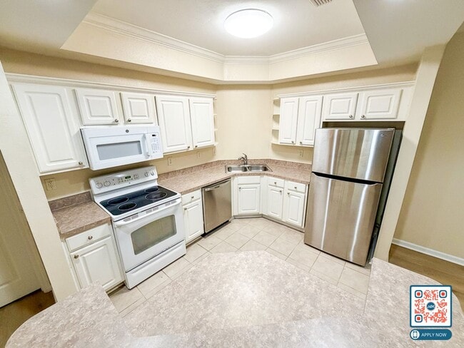 Building Photo - Beautiful 2 bedroom/2 bathroom Resort-Style Living Minutes from Beaches & Golf