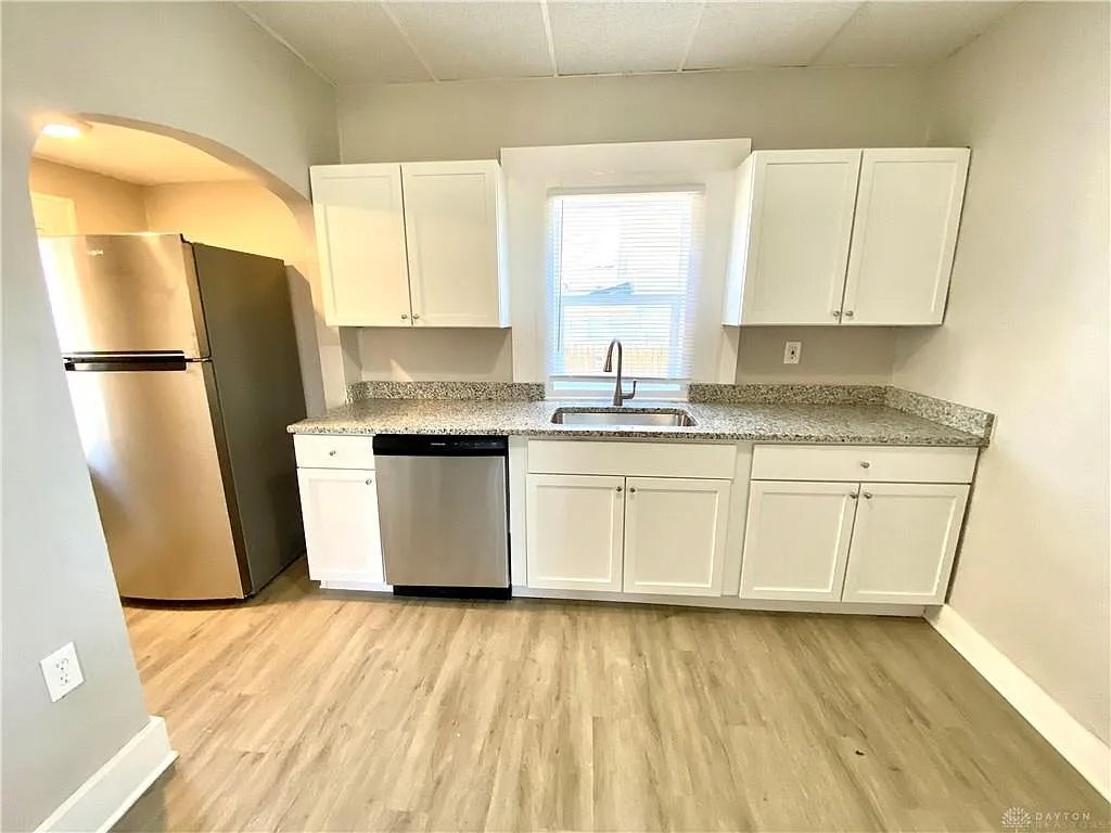 Building Photo - 100 E 3rd St