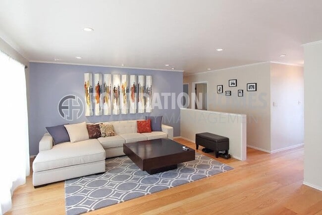 Building Photo - Santa Venetia Charmer 3BD+/2BA-Pool- FOUND...