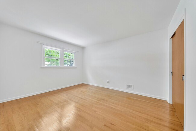 Building Photo - 516 Knickerbocker Rd