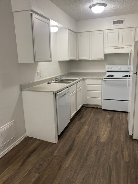 Building Photo - The Ivy Apartments