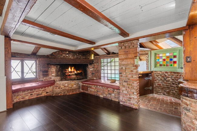 Building Photo - 2624 E 8th St