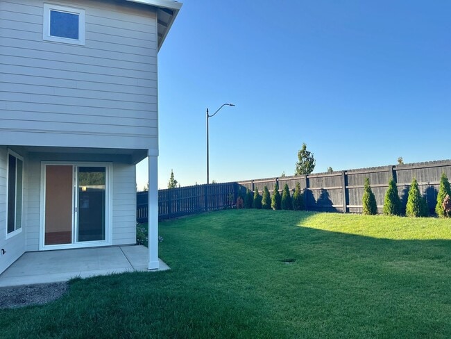 Building Photo - Gorgeous Ridgefield Home w/ full guest sui...