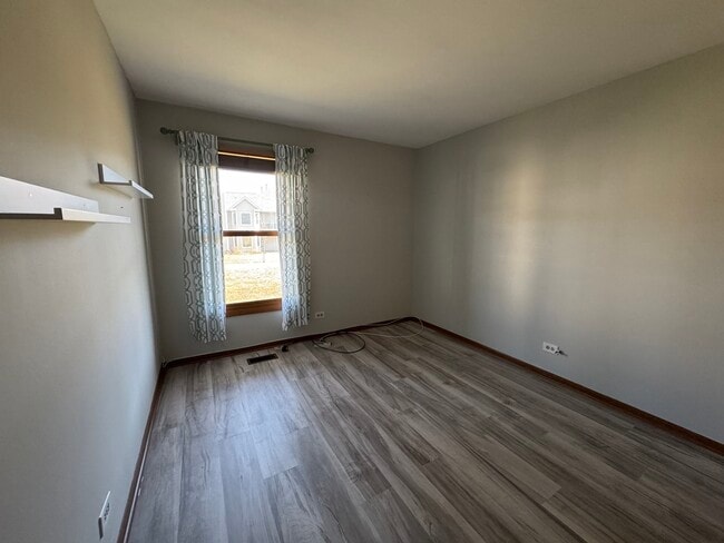 Building Photo - 1871 Fox Run Dr