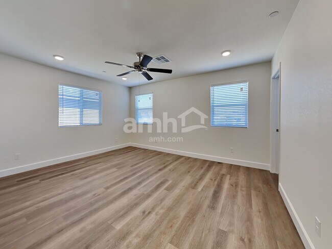 Building Photo - 123 Charmante Tulip Ln