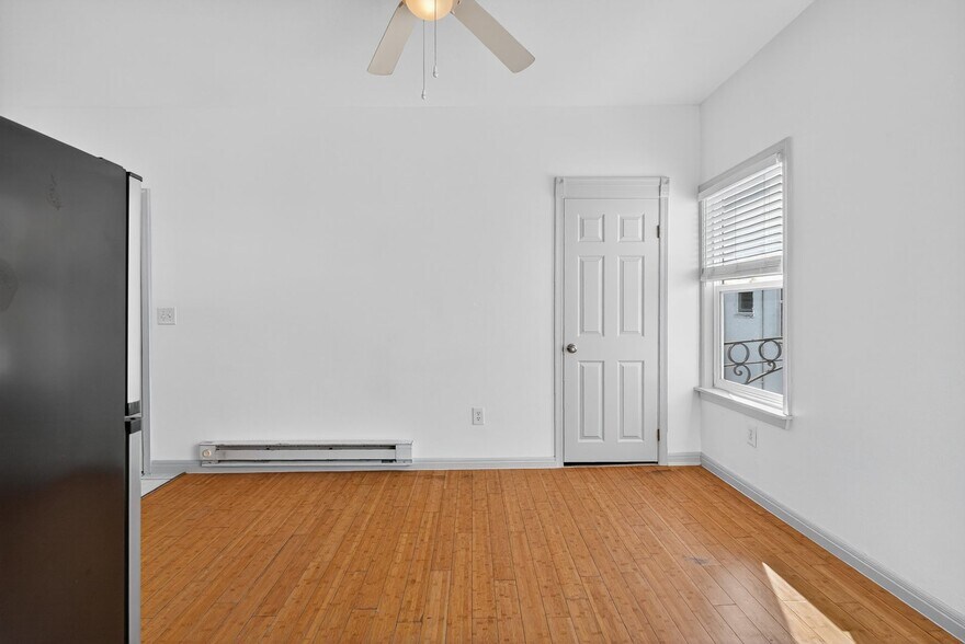 Building Photo - 1912 2nd St