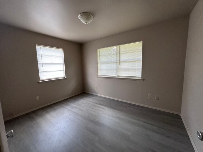 Building Photo - 308 N Inglewood Ave