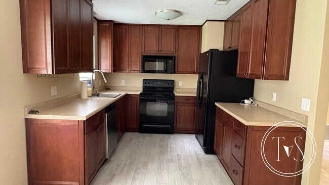 Building Photo - RATE DROP ALERT (was $2000/month) & SUMMER...