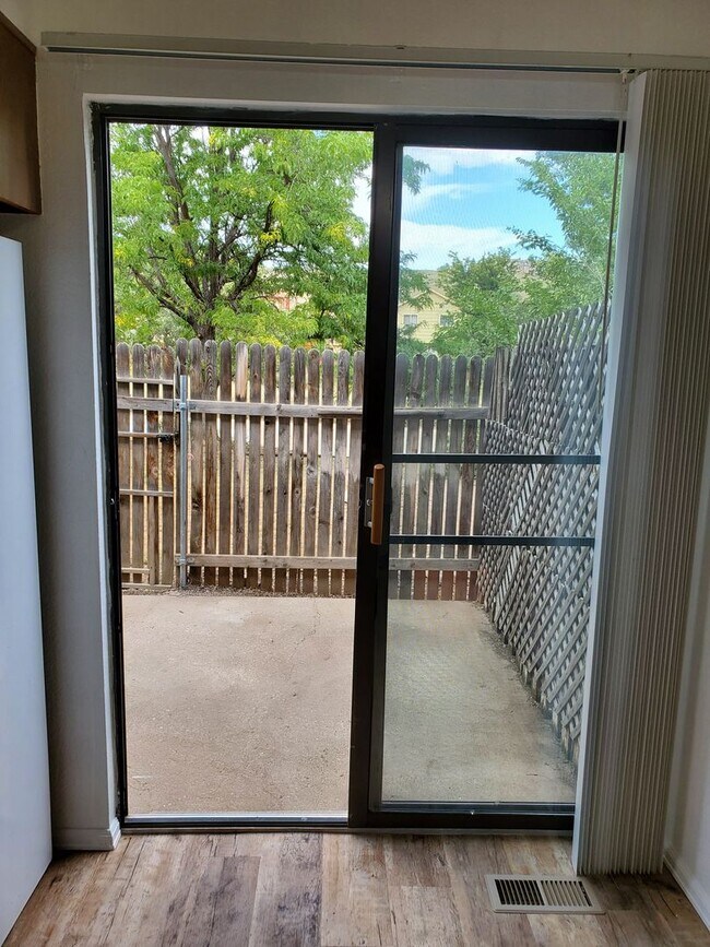 Building Photo - Townhome Style Living!