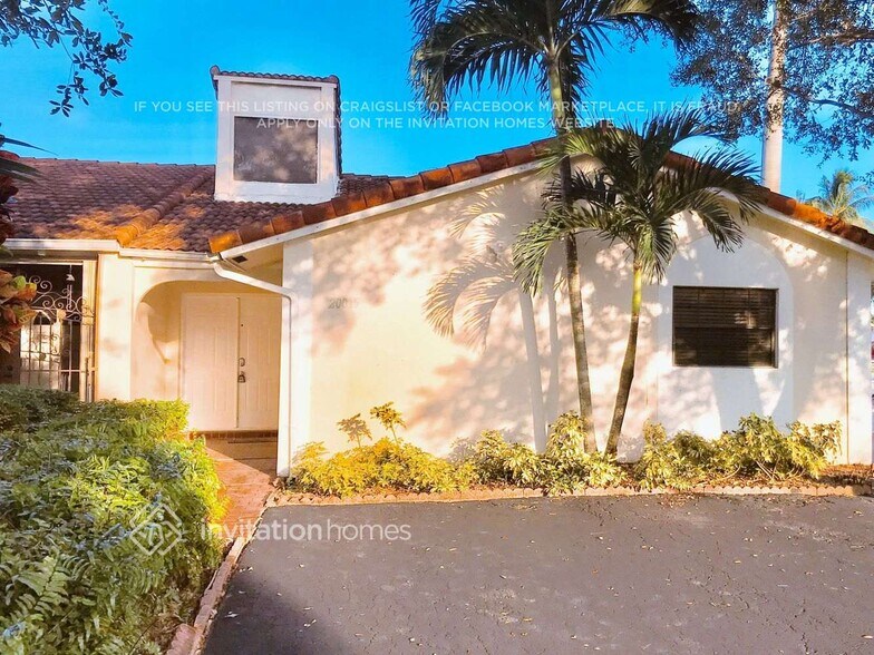 Primary Photo - 20015 W Oakmont Cir