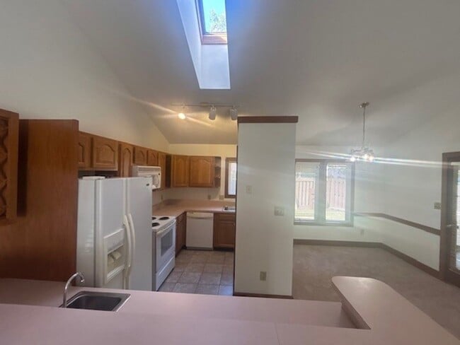 Building Photo - 2 Bedroom 2 Bath town home