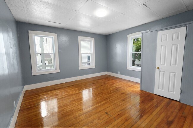 Building Photo - 15 1/2 Mendon Street