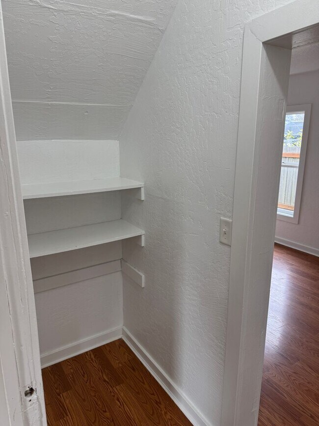 Building Photo - Updated 3 bedroom, 1 bath house in Springfield!