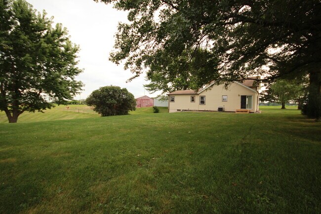 Building Photo - Updated home on 1 acre lot