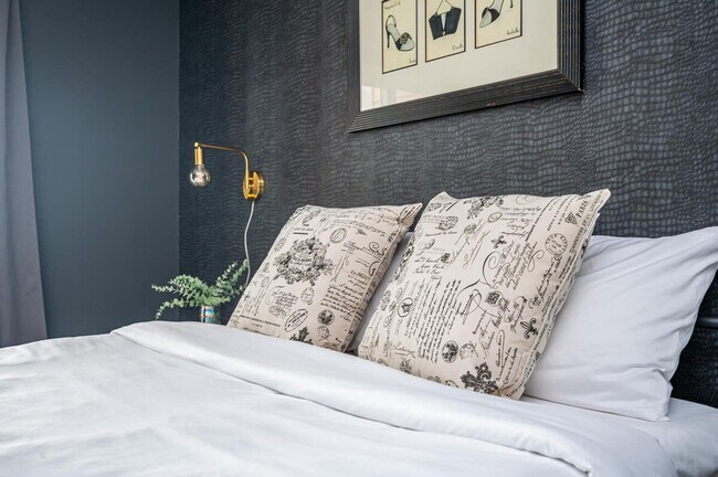 Building Photo - 525 Parkway Dr NE