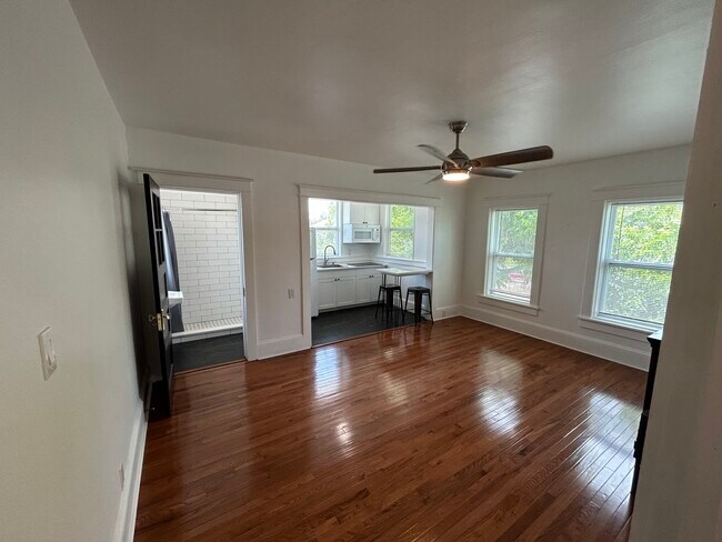 Building Photo - 302 Live Oak St