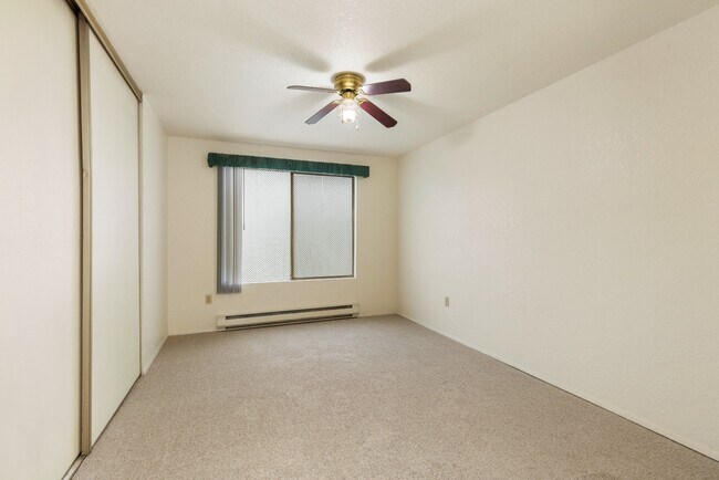 Building Photo - Spacious 1 Bedroom Apartment w/ Parking in Briercrest
