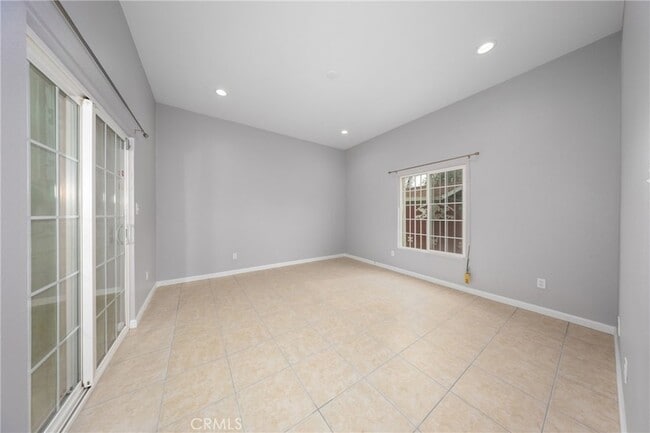 Building Photo - 642 N 6th Ave