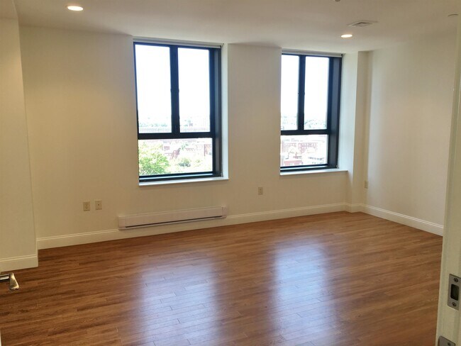 Building Photo - 875 Elm St