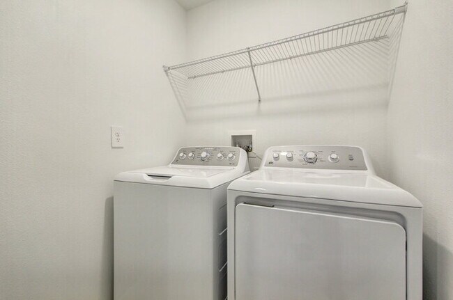 Building Photo - Charming 3-Bedroom Home with 2.5 Baths in ...