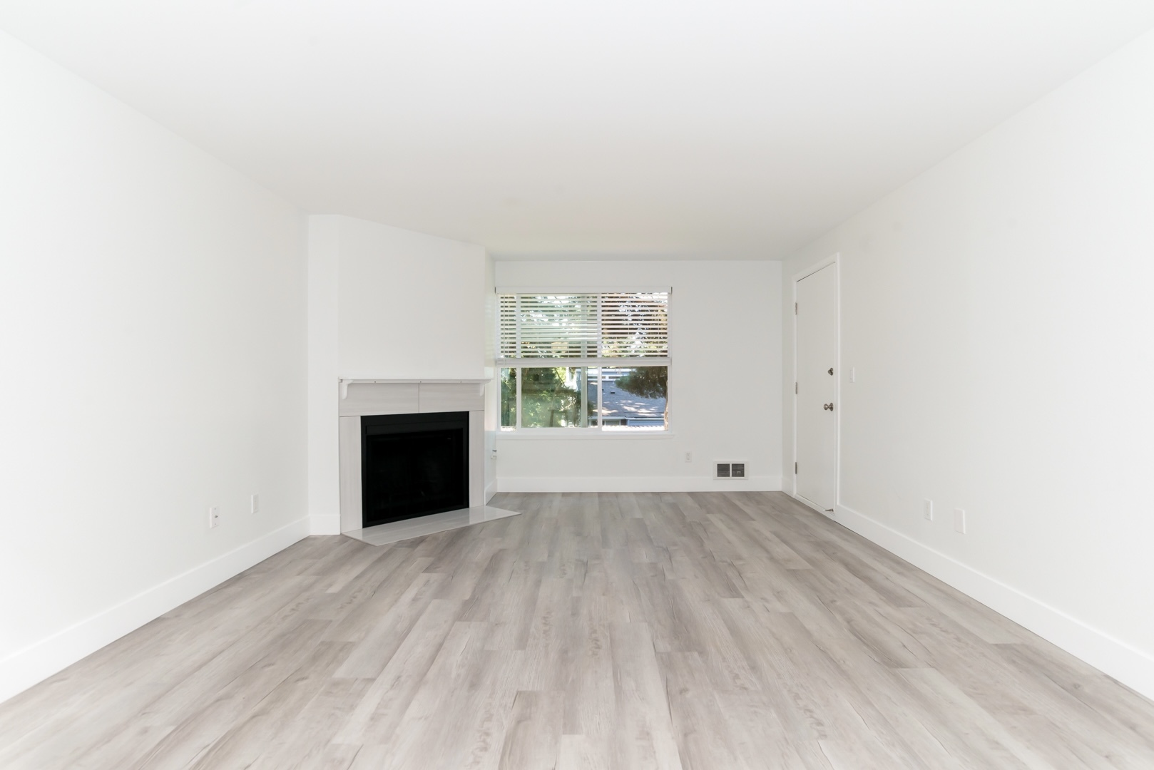 Living Room - 9350 Redmond Woodinville Rd NE