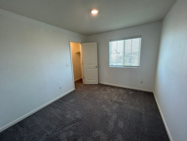 Building Photo - Spacious 5 Bedroom 4 Bathroom in Tulare!!
